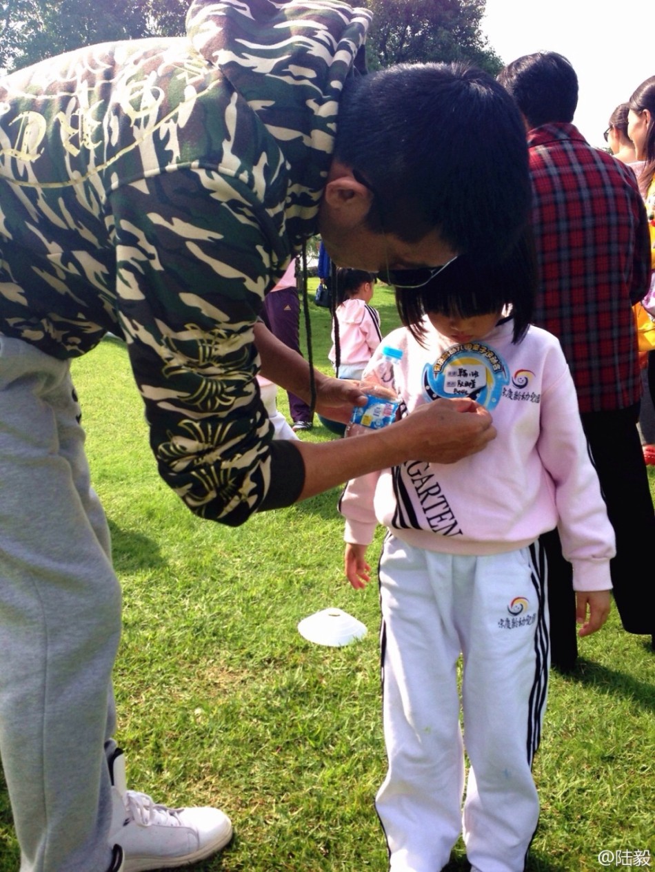 陸毅攜女參加親子運動會同做游戲 陸毅攜女參加親子運動會同做游戲