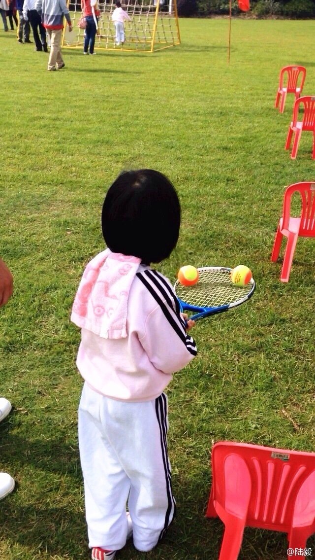 陸毅攜女參加親子運動會同做游戲 陸毅攜女參加親子運動會同做游戲