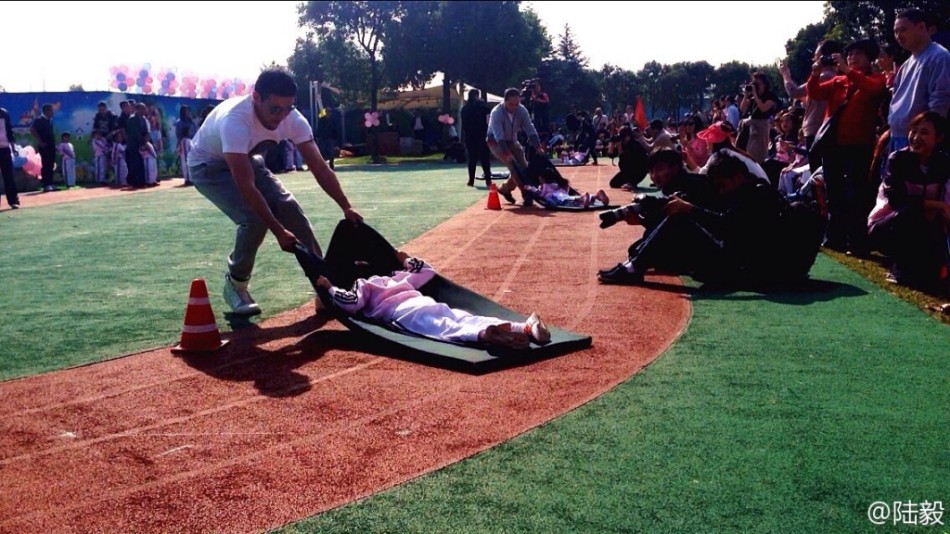 陸毅攜女參加親子運動會同做游戲 陸毅攜女參加親子運動會同做游戲