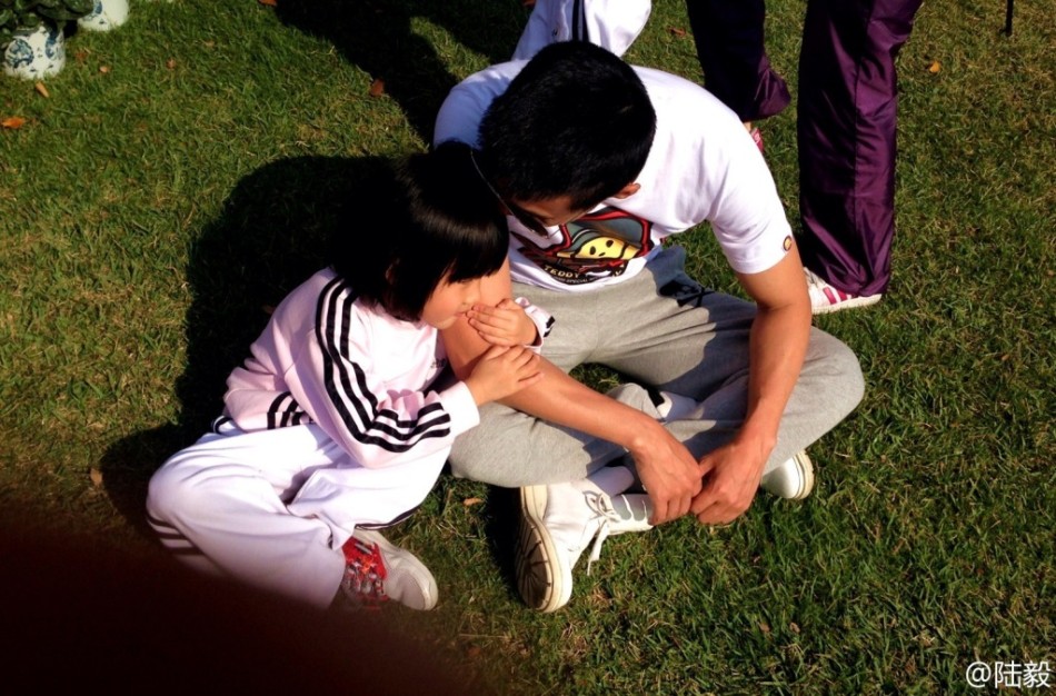 陸毅攜女參加親子運動會同做游戲 陸毅攜女參加親子運動會同做游戲