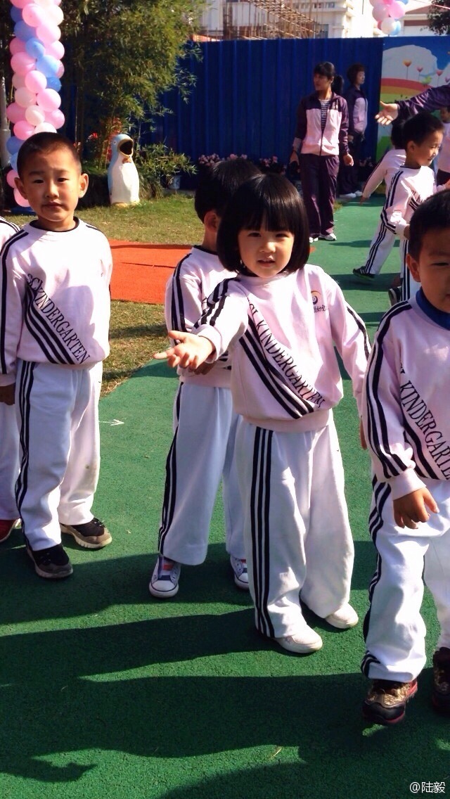 陸毅攜女參加親子運動會同做游戲 陸毅攜女參加親子運動會同做游戲
