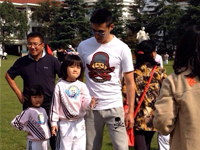 陸毅攜女參加親子運動會同做游戲 陸毅攜女參加親子運動會同做游戲