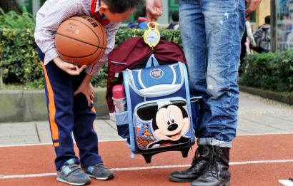 10月28日，記者對(duì)成都市某小學(xué)學(xué)生的書包進(jìn)行稱重，該學(xué)生書包的重量為7.8公斤