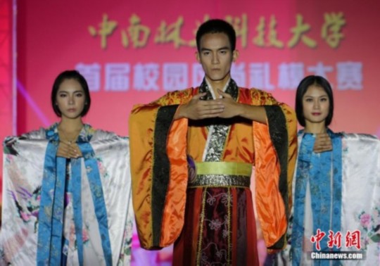 ?；ㄐ２萃_示范中華禮儀 展現(xiàn)漢服風采