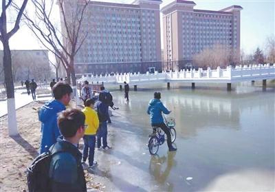 南方的孩子不理解北方的寒冷，這冰厚得，嚇尿了！ @顏遠鋒