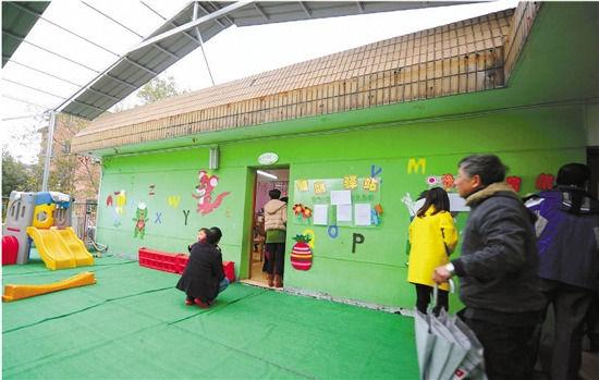 因?yàn)榕卵b修后的氣味影響孩子的健康，包括小葉在內(nèi)，很多家長找到園方，要求換教室.