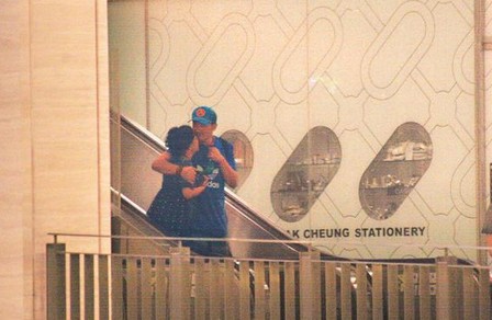 林憶蓮與小男友逛街吃飯，當街摟抱親熱熱情如火。