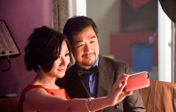 在主持晚會期間，張國立還與同場的女主持自拍合影。