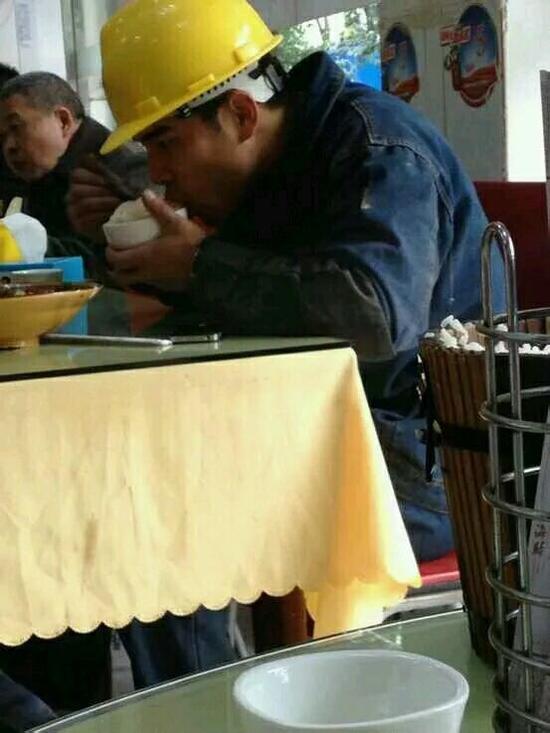 網(wǎng)友調(diào)侃：周周，慢點(diǎn)吃