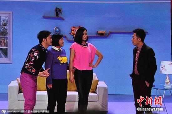 2015年2月18日晚8時，2015央視羊年春晚準時開播，各路明星大腕齊聚一臺向觀眾展示了一場奢華的