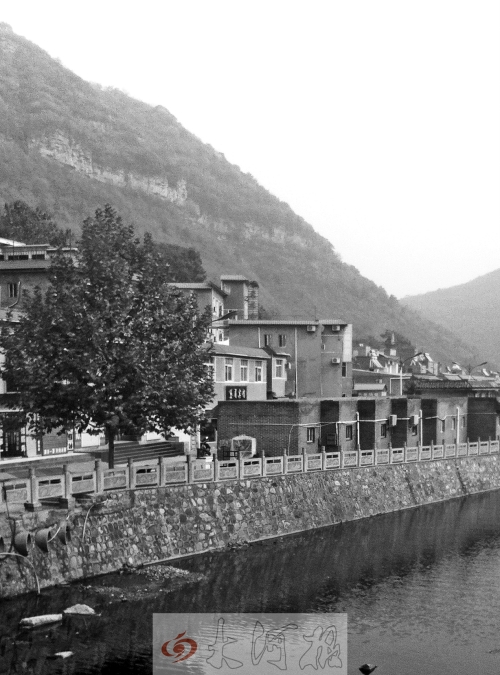 胡萬林此次涉嫌非法行醫(yī)選擇的地點,就在這座山下的農(nóng)家賓館內(nèi)