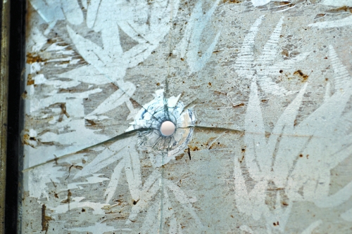 劉先生家窗玻璃上被打出的圓孔 劉先生家窗玻璃上被打出的圓孔