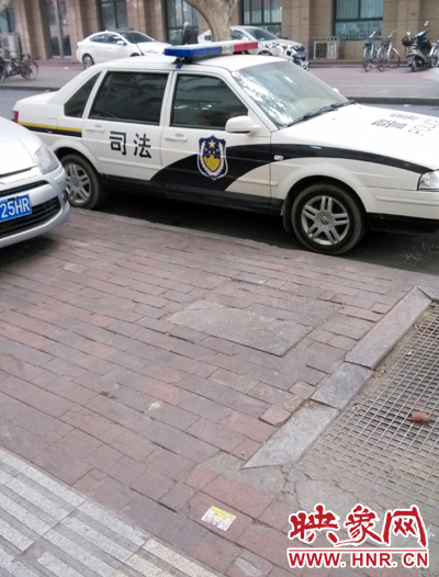 鄭州市區(qū)街頭驚現(xiàn)“包小姐”小廣告 想要服務需先打錢 鄭州市區(qū)街頭驚現(xiàn)“包小姐”小廣告 想要服務需先打錢