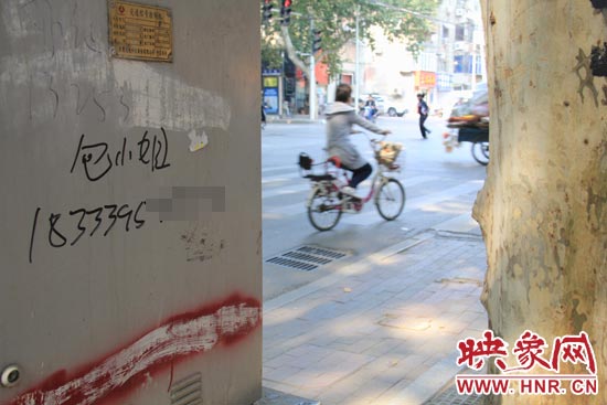 鄭州市區(qū)街頭驚現(xiàn)“包小姐”小廣告 想要服務需先打錢 鄭州市區(qū)街頭驚現(xiàn)“包小姐”小廣告 想要服務需先打錢