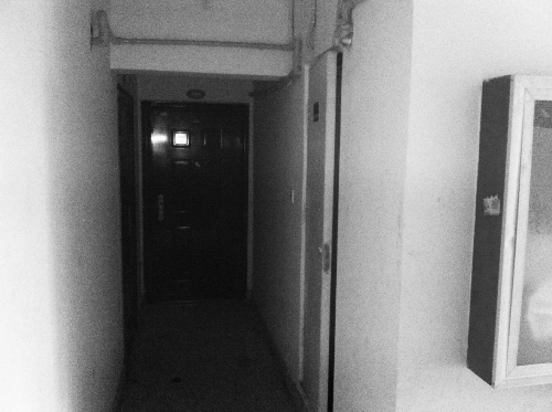 被砸網(wǎng)吧在鄭州安徐莊公館小區(qū)的一棟居民樓里，昨天，網(wǎng)吧已關(guān)門。