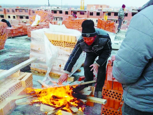 在俄羅斯工地打工時，因為天太冷，工人不得不在工地生火取暖。（圖由方先生提供）