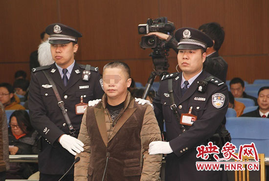 被告人被法警帶上法庭時，身上沒有戒具，也沒有剃光頭。（圖片來源于微博@豫法陽光）