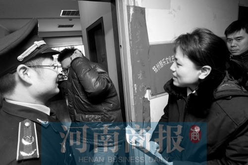 城管巡回法庭法官，到因違反城市管理的受罰當事單位送傳票