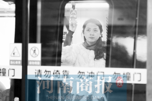 首個(gè)上班高峰，地鐵乘客以年輕的上班族為主