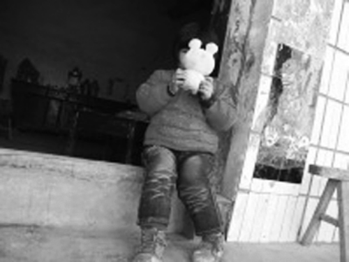 對自己的怪病，依依懵然無知。