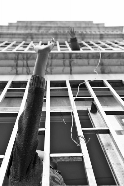 聽到聲音小哥倆就在窗戶邊集合，不聚不散。