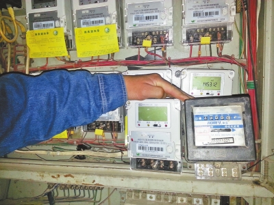 　跟智能電表（左）相比，老式機械電表（右）就像個“老古董”。