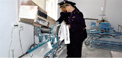 鄭州無證面條作坊被查封 老板深夜撕掉封條繼續(xù)干 鄭州無證面條作坊被查封 老板深夜撕掉封條繼續(xù)干