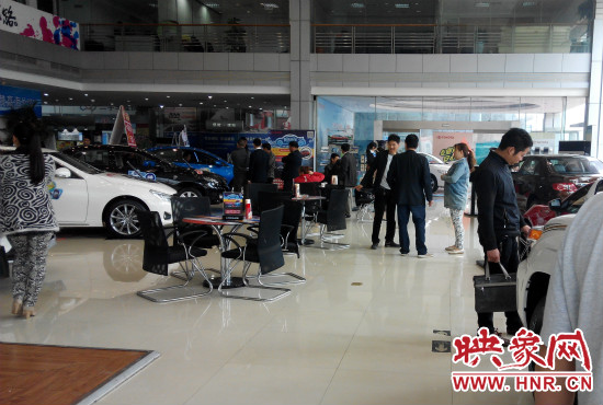 一大早來到4S店選車的顧客絡(luò)繹不絕。