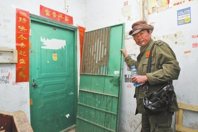 鄭州一家屬院遭強(qiáng)制“開(kāi)發(fā)” 業(yè)主被“斷電拆門(mén)” 鄭州一家屬院遭強(qiáng)制“開(kāi)發(fā)” 業(yè)主被“斷電拆門(mén)”