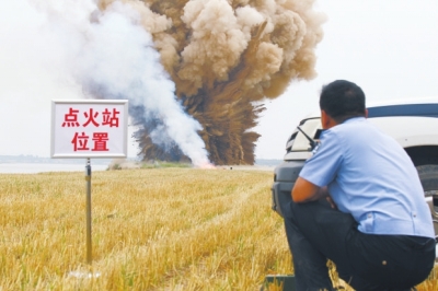 民警點火，引爆爆炸物品。