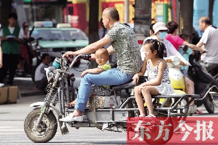 這樣帶著孩子，一個剎車，孩子就有可能摔下車