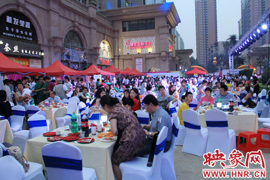 活動(dòng)場(chǎng)面火爆,600多人免費(fèi)大聚餐。