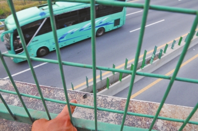 事發(fā)現(xiàn)場的橋梁護欄上,還留有疑似肇事瀝青塊的碎片。