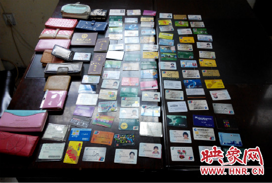 在日常執(zhí)勤當(dāng)中，巡防隊(duì)員經(jīng)常能撿到很多的身份證和銀行卡。