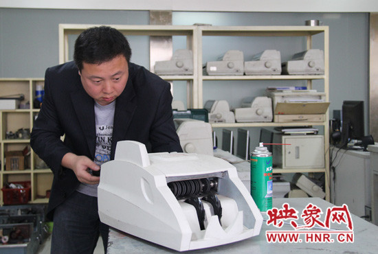 陸涌每天的工作就是和機(jī)器“談心”、發(fā)現(xiàn)故障、修好它們。