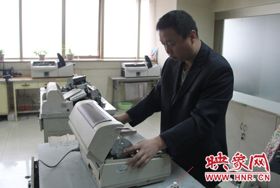 “不行，我再試一下，我一定要修好它?！庇龅诫y題，東北人身上的那股執(zhí)拗勁讓他又堅持了下來