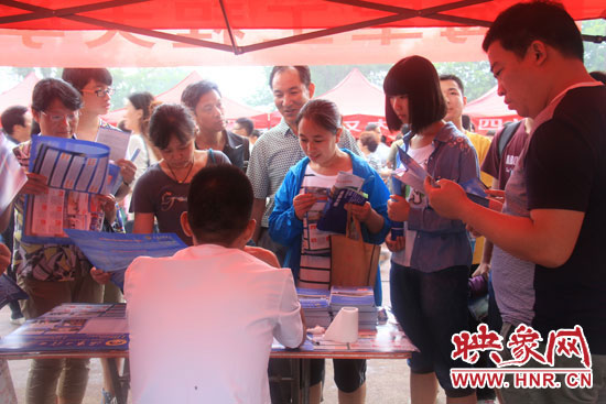 前來(lái)資訊高校信息的家長(zhǎng) 前來(lái)資訊高校信息的家長(zhǎng)