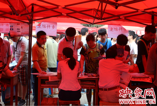 家長們最關(guān)心的還是畢業(yè)以后孩子的就業(yè)情況。