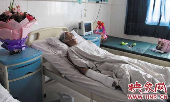 梁亮顱骨骨折、右胳膊肌腱被砍斷,手指受傷。