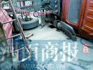 事故現(xiàn)場(chǎng),拉煤貨車側(cè)翻 事故現(xiàn)場(chǎng),拉煤貨車側(cè)翻