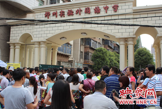 考試快結(jié)束時(shí)，陪考的家長(zhǎng)涌入學(xué)校接孩子。