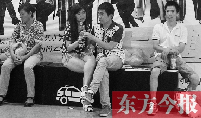 昨天，火車站地一大道納涼點(diǎn)已有許多市民坐在商場(chǎng)的椅子上乘涼