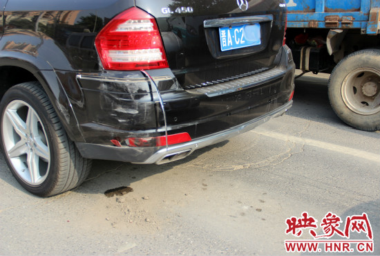 無辜奔馳越野車殘被追尾。
