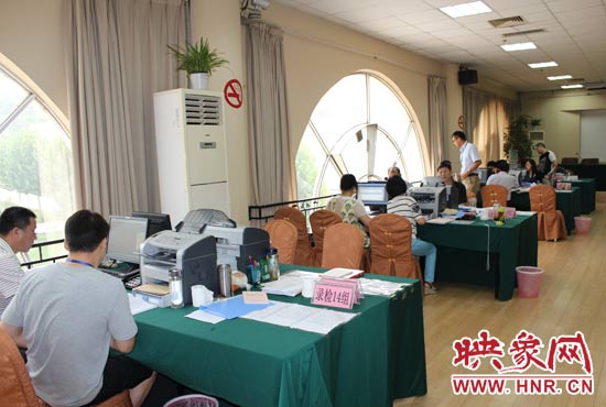 高招錄取現(xiàn)場錄檢組工作人員正在緊張工作中。