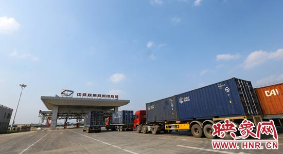 一頭連著生產(chǎn)，一頭牽著消費(fèi)，現(xiàn)代物流業(yè)成為經(jīng)濟(jì)運(yùn)行的血脈。 段晉哲/攝