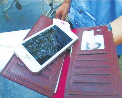 錢包里裝了5000來塊錢，懷里揣著最新的蘋果5S“土豪金”手機