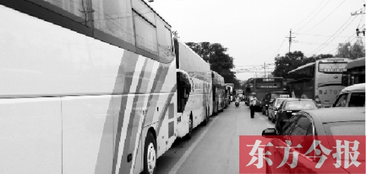 昨日，只能由東向西單行的鄭州市城南路上，闖進(jìn)了由西向東行駛的大巴車，造成嚴(yán)重交通擁堵