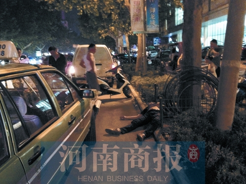 醉漢拳打的哥后耍賴趟地上不起來(lái) 民警開車將其拉走 醉漢拳打的哥后耍賴趟地上不起來(lái) 民警開車將其拉走