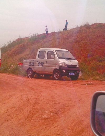 賭博賽場出現了綜合執(zhí)法車