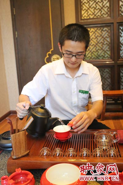 1、水壺里的水煮沸，李克勤把茶葉放進(jìn)茶荷里，準(zhǔn)備溫杯沖茶